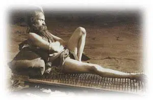 yogi sur un lit de clou