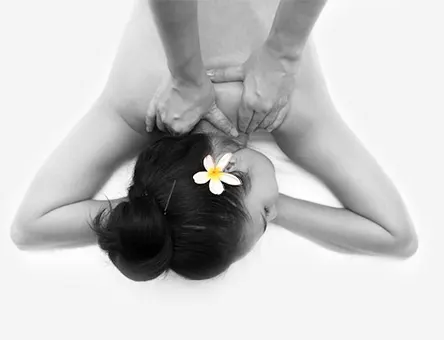 une femme recevant un massage